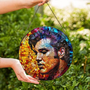 Acchiappasole in vetro colorato di Elvis Presley, decorazione per finestre in stile rock retrò, decorazioni per la casa a tema Elvis Presley, regali a tema Elvis, arte con icone musicali, stile vintage anni '50. immagine 3