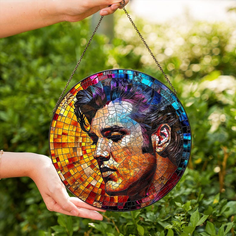 Acchiappasole in vetro colorato di Elvis Presley, decorazione per finestre in stile rock retrò, decorazioni per la casa a tema Elvis Presley, regali a tema Elvis, arte con icone musicali, stile vintage anni '50. immagine 3