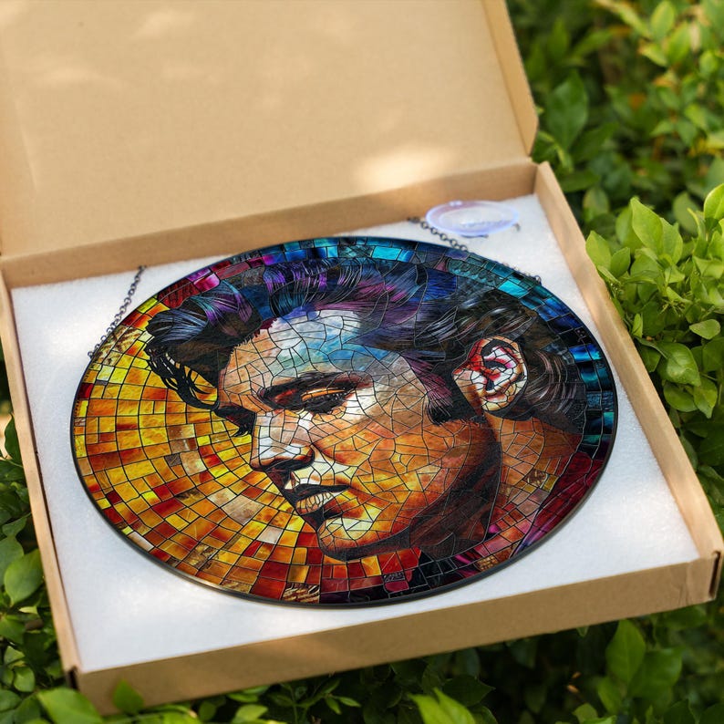 Acchiappasole in vetro colorato di Elvis Presley, decorazione per finestre in stile rock retrò, decorazioni per la casa a tema Elvis Presley, regali a tema Elvis, arte con icone musicali, stile vintage anni '50. immagine 6