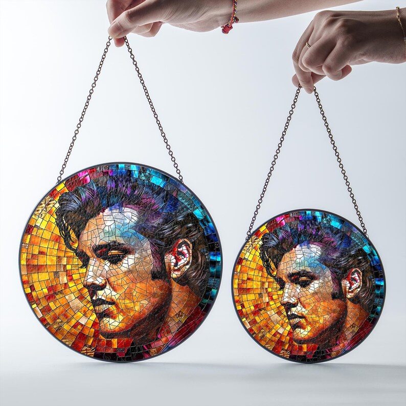 Acchiappasole in vetro colorato di Elvis Presley, decorazione per finestre in stile rock retrò, decorazioni per la casa a tema Elvis Presley, regali a tema Elvis, arte con icone musicali, stile vintage anni '50. immagine 4