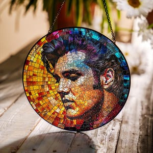 Acchiappasole in vetro colorato di Elvis Presley, decorazione per finestre in stile rock retrò, decorazioni per la casa a tema Elvis Presley, regali a tema Elvis, arte con icone musicali, stile vintage anni '50. immagine 10