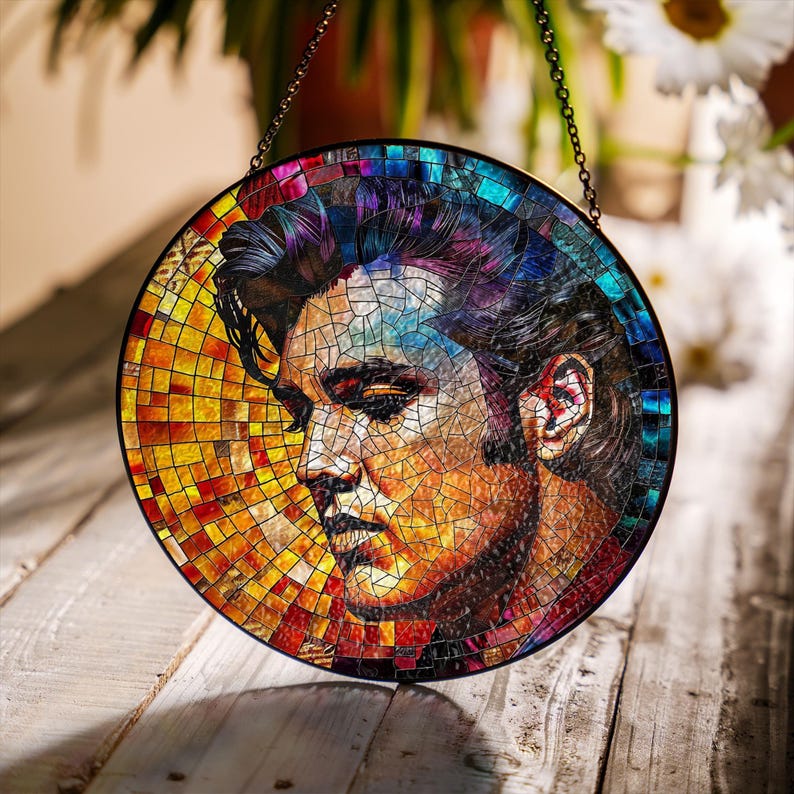 Acchiappasole in vetro colorato di Elvis Presley, decorazione per finestre in stile rock retrò, decorazioni per la casa a tema Elvis Presley, regali a tema Elvis, arte con icone musicali, stile vintage anni '50. immagine 10