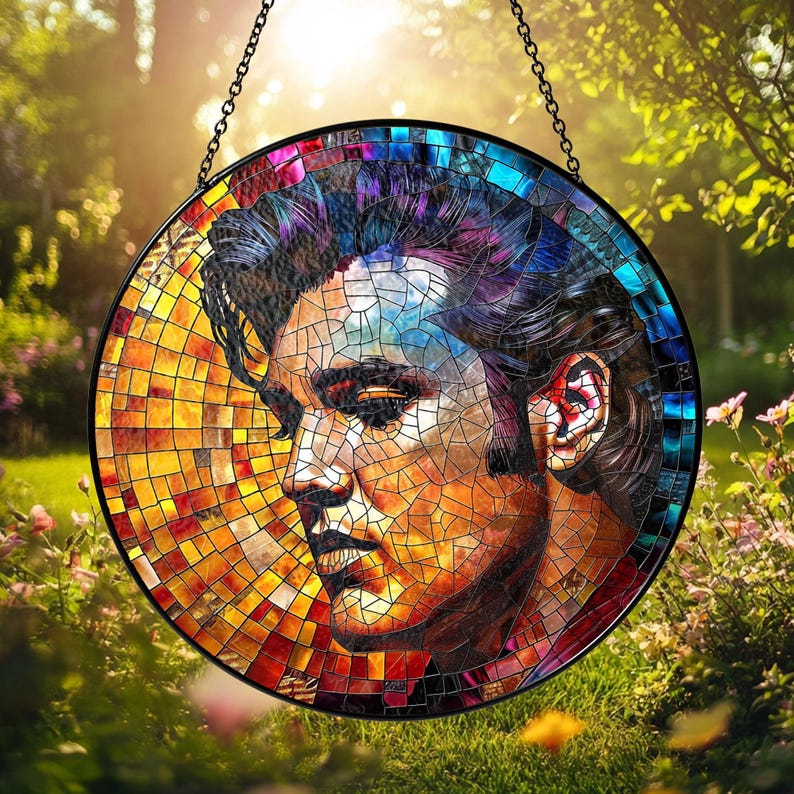 Acchiappasole in vetro colorato di Elvis Presley, decorazione per finestre in stile rock retrò, decorazioni per la casa a tema Elvis Presley, regali a tema Elvis, arte con icone musicali, stile vintage anni '50. immagine 7