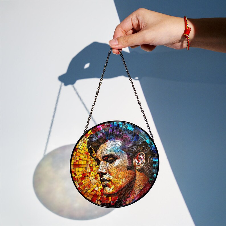 Acchiappasole in vetro colorato di Elvis Presley, decorazione per finestre in stile rock retrò, decorazioni per la casa a tema Elvis Presley, regali a tema Elvis, arte con icone musicali, stile vintage anni '50. immagine 9