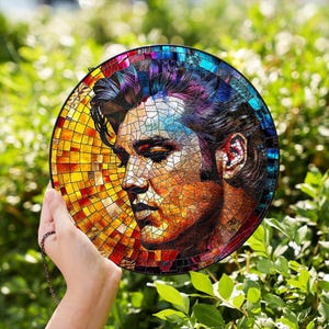 Acchiappasole in vetro colorato di Elvis Presley, decorazione per finestre in stile rock retrò, decorazioni per la casa a tema Elvis Presley, regali a tema Elvis, arte con icone musicali, stile vintage anni '50. immagine 2