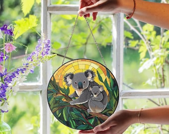 Acchiappasole in vetro colorato con koala, mamma koala e cucciolo su un albero con sole, decorazione per finestre fatta a mano con animali selvatici, regalo con animali della foresta, arte murale naturalistica