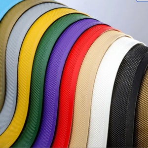 Peut inclure: Une variété de couleurs de bordures en caoutchouc, chacune avec une surface texturée. Les couleurs comprennent le bleu, le vert, le jaune, le gris, le violet, le rouge, le beige, le blanc, le noir et le brun.