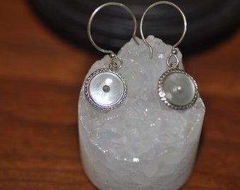 Boucles d’oreilles vintage Cultured Pearl & Mother of Pearl Dangle