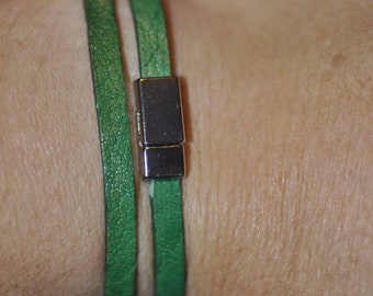 Bracelet vert magnétique double brin en cuir