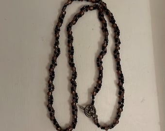 Collier tissé à la main noir et prune