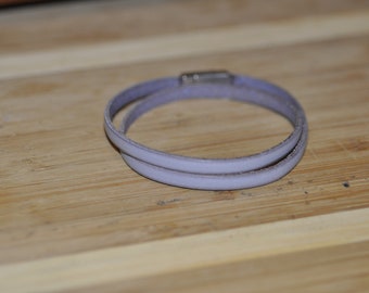 Bracelet en cuir magnétique double brin lavande