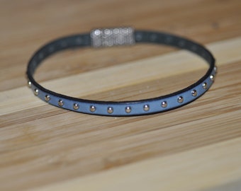 Bracelet monobrin magnétique en cuir clouté bleu