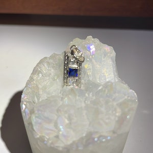 14k WG Art Deco französischer Saphir- und zwei Diamantanhänger