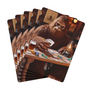 ビッグフットポーカートランプセット - 楽しいカードゲーム、カジノナイト、ゲーマーへのユニークなギフト、コレクターズアイテム、パーティー用品