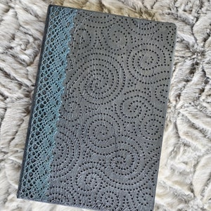 Joli carnet de notes A5, notebook ligné avec signet, effet grimoire, motif spirales gothique médiéval, idée cadeau unique et original Argent