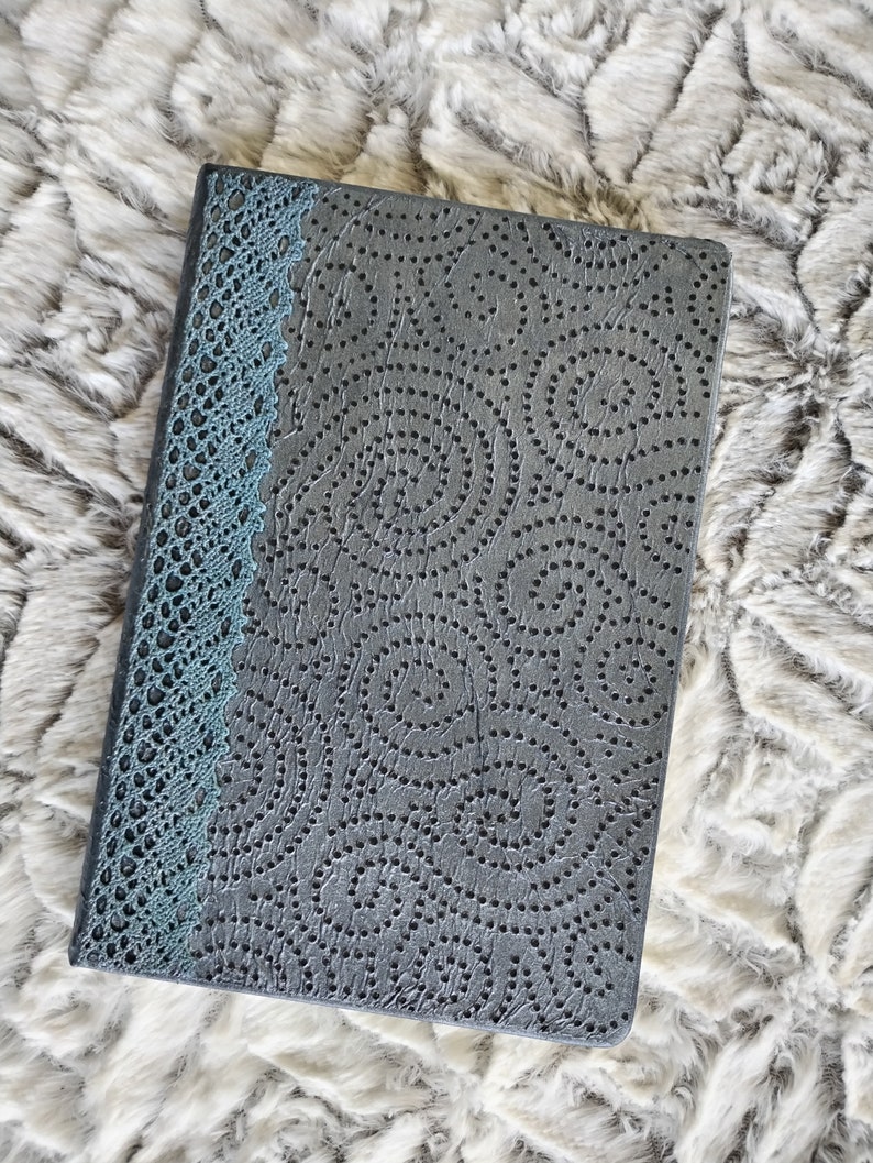 Joli carnet de notes A5, notebook ligné avec signet, effet grimoire, motif spirales gothique médiéval, idée cadeau unique et original Argent