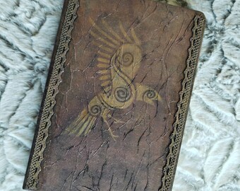 Joli carnet de notes A5, notebook ligné avec signet, effet grimoire, motif corbeau d'Odin, idée cadeau unique et original