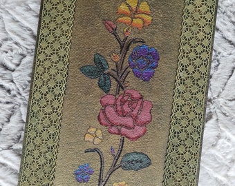 Joli carnet de croquis A4, sketchbook avec signet, effet grimoire, motif floral vintage peint à la main, idée cadeau unique et original
