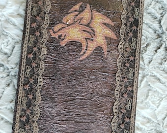 Joli carnet de croquis A4, sketchbook avec signet, effet grimoire, motif animal mythique, peint à la main, idée cadeau unique et original
