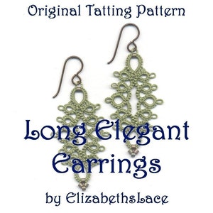 Puede incluir: Un par de pendientes largos de color verde hechos a crochet con un diseño delicado e intrincado. Los pendientes están hechos con una técnica de tatting y tienen un estilo simple y elegante. El texto "Long Elegant Earrings by Elizabethslace" se muestra debajo de los pendientes.