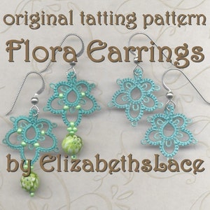 Può includere: Un paio di orecchini in pizzo blu turchese con perline verdi che pendono dalla parte inferiore. Gli orecchini sono etichettati "Flora Earrings" e "by ElizabethsLace".
