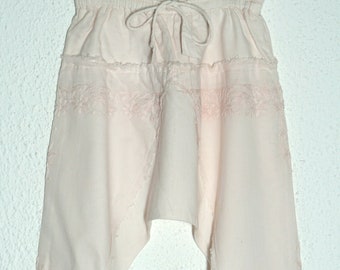 Sarouel LALA fille brodé en coton teint, Corsaire sarouel fille brodé resserré à la taille, Pantalon fille sarouel brodé coloris pastels