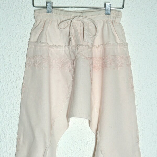 Sarouel LALA fille brodé en coton teint, Corsaire sarouel fille brodé resserré à la taille, Pantalon fille sarouel brodé coloris pastels