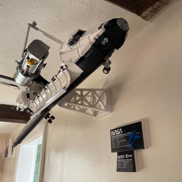 Wall mount for the LEGO Space Shuttle Discovery 10283 with Hidden fixings