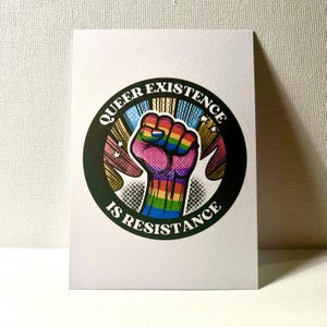 Queer Existence is Resistance - Retro Comic Postcard – LGBTQIA+ Resistance Pride – Cartão vintage para empoderamento e igualdade
