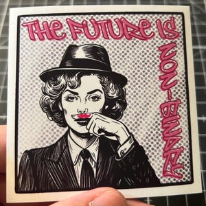 Könnte beinhalten: Quadratischer Aufkleber mit einer Pop-Art-Illustration einer Person in Anzug und Fedora. Die Person hat roten Lippenstift und berührt ihre Lippe. Die Worte "The Future Is Non-Binary" sind in Pink.
