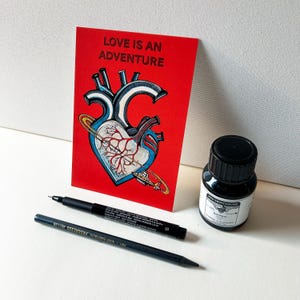 Love Is an Adventure – Postkarte, Anatomisches Herz mit U-Boot – A6 Kunstdruck, Science Fiction Illustration