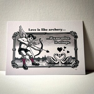 Biglietto di San Valentino ironico - Cartolina a fumetti retrò con la citazione "L'amore è come il tiro con l'arco" - Biglietto di auguri divertente per coppie o single