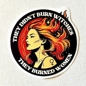 Pegatina feminista • No quemaron brujas, quemaron mujeres • Dicho feminista • Pegatina con mensaje contundente • Regalo para mujeres