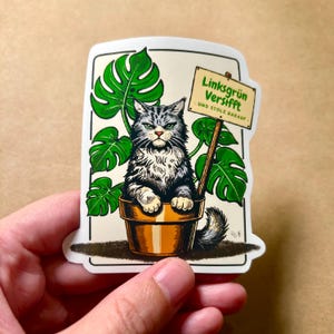 Adesivo Verde-Versifft Esquerdo – Gato Maine Coon com Planta Monstera | Adesivo político engraçado, sátira de sustentabilidade ambiental de ativismo