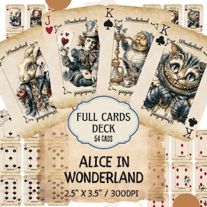 Può includere: Un mazzo di carte da gioco a tema Alice nel Paese delle Meraviglie. Le carte presentano illustrazioni dei personaggi della storia. Il mazzo è etichettato "Full Cards Deck 54 Cards" e le dimensioni delle carte sono 6,35 cm x 8,89 cm.