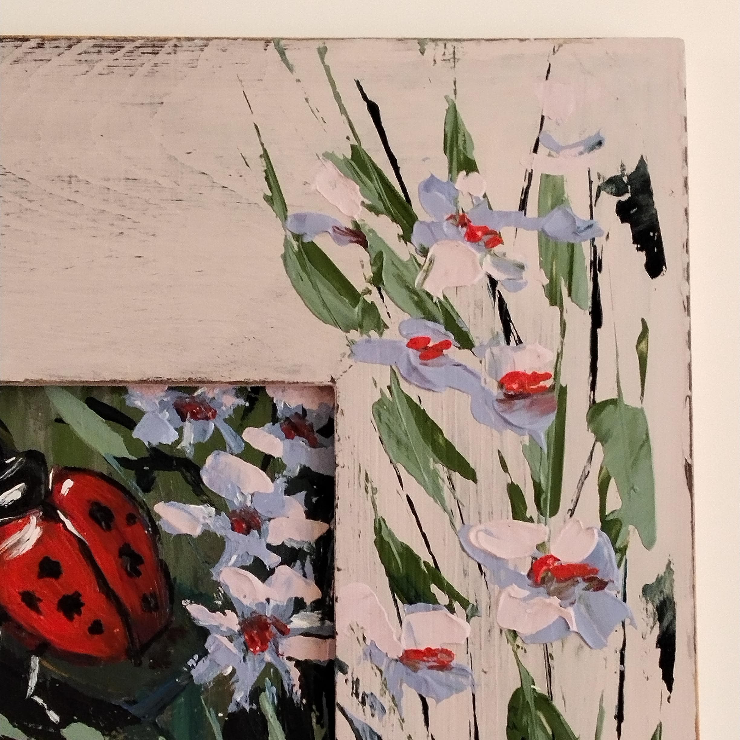 手作りのてんとう虫の絵画：ペイントされたフレーム付きの花のアクリル