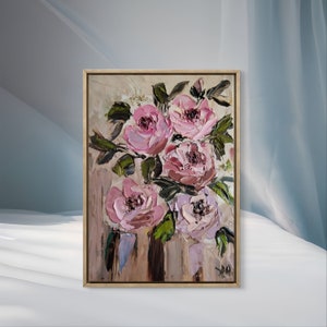 Puede incluir: Una pintura enmarcada de un ramo de flores rosas y blancas con hojas verdes sobre un fondo beige.
