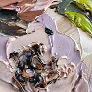 Puede incluir: Primer plano de una pintura abstracta con pinceladas gruesas en tonos de rosa, marr&oacute;n, negro y verde. La pintura es texturizada y crea una sensaci&oacute;n de profundidad y movimiento.