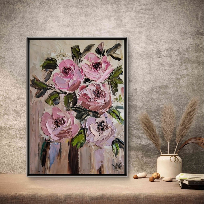 Puede incluir: Una pintura de un ramo de rosas rosas en un jarr&oacute;n. Las rosas est&aacute;n pintadas en un estilo realista con pinceladas gruesas. El fondo es de un color beige suave.