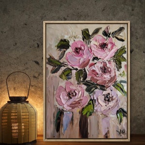 Puede incluir: Una pintura de un ramo de rosas rosas con hojas y tallos verdes. Las rosas est&aacute;n pintadas en un estilo grueso y texturizado, y el fondo es de un beige suave.