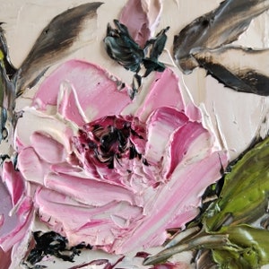 Puede incluir: Primer plano de una flor rosa y blanca con un centro oscuro, pintada en un estilo texturizado. La flor est&aacute; rodeada de hojas verdes y un fondo blanco.