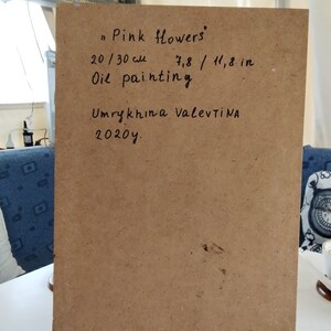 Puede incluir: Un primer plano de una tabla de madera marr&oacute;n con texto escrito a mano en negro. El texto dice "Pink flowers", "20/30 cm", "7,8/11,8 in", "Oil painting", "Umrykhina Valevtina" y "2020y."