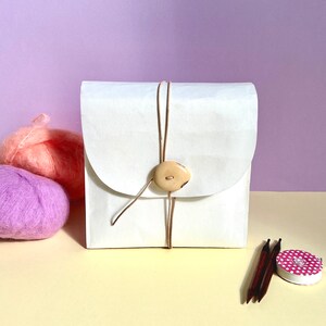 Organizer in robusta carta lavabile porta aghi da maglia, uncinetto, ferri, cucito. Custodia porta oggetti da maglia, cucito. Handmade