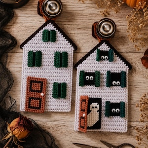 Haunted House Plastic Canvas Pattern, Halloween Door Hanger, Ghost Door Knob Hanger, Spooky House Needlepoint Pattern