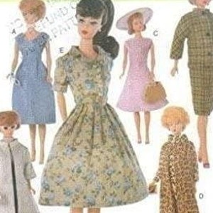 Puede incluir: Patrón Vogue Craft 7010 para hacer ropa de muñeca. El patrón incluye instrucciones para hacer seis atuendos diferentes para una muñeca, incluyendo un vestido con estampado floral, una chaqueta a cuadros, un abrigo de leopardo y un vestido azul con ribete blanco.