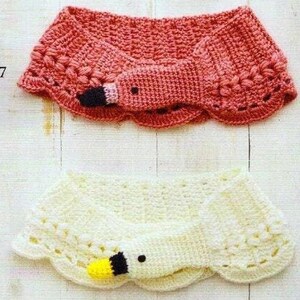 Op de afbeelding: Twee gebreide sjaals, een roze met een flamingo-ontwerp en een witte met een zwanenontwerp. De tekst "how to... p.22" en "design & making... 松本かおる" is zichtbaar in de afbeelding.