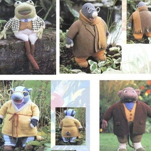 Op de afbeelding: Vijf gebreide knuffels die kleding dragen. Een groene kikker die een geruit jasje en een vest draagt, een grijze mol die een bruine jas en een sjaal draagt, een bruine das die een gele badjas draagt, een blauwe das die een gele badjas draagt, en een bruine aap die een bruin pak en een blauwe stropdas draagt.