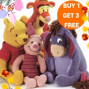 Könnte beinhalten: Gehäkelte Stofftiere von Winnie Puuh, Ferkel, Tiger und Esel. Die Spielzeuge sitzen alle zusammen und sind in verschiedenen Farben hergestellt, darunter Gelb, Rosa, Orange und Lila. Das Bild enthält auch den Text "KAUFE 1, BEKOMME 3 GRATIS".