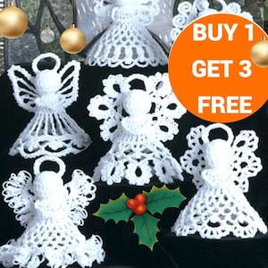 Puede incluir: Cinco adornos de ángel de ganchillo blanco con una rama de acebo en el centro. El texto "COMPRA 1 LLEVA 3 GRATIS" está en un círculo rojo.
