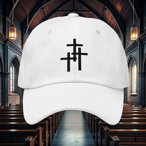 Gorra con tres cruces bordadas, inspirada en Jesucristo, con monograma de la cruz del Calvario.